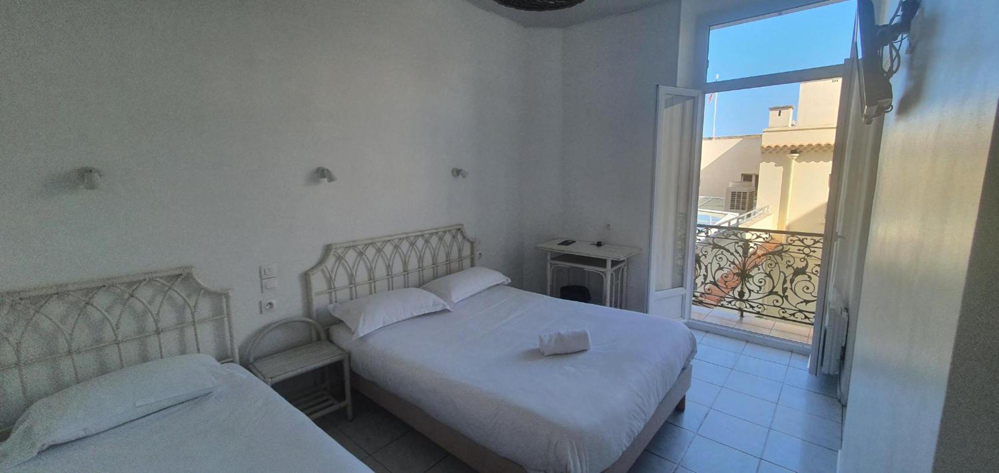 Hotel L'Oustaou Le Lavandou Exterior photo