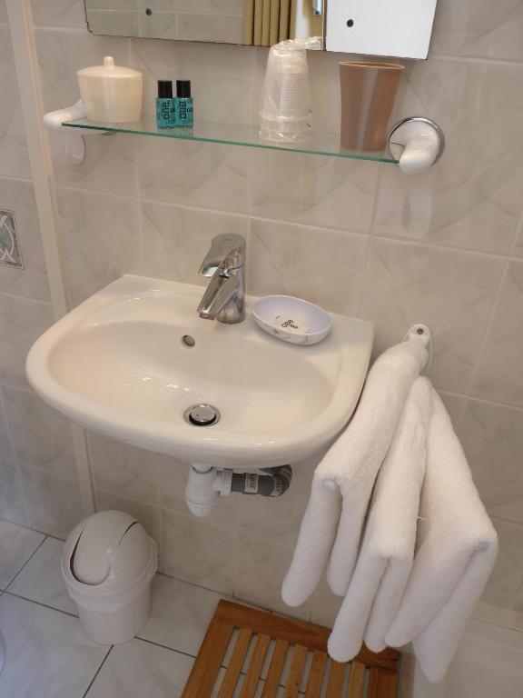 Hotel L'Oustaou Le Lavandou Room photo